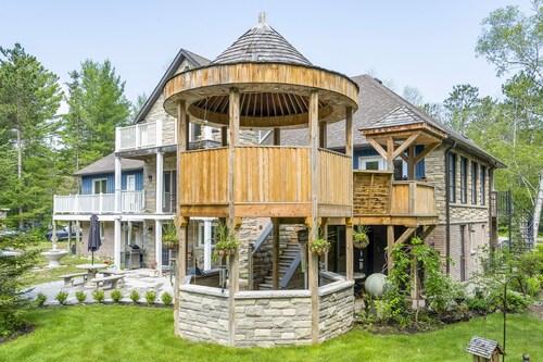 Beautiful and Modern Two Bedroom Home / Walking Distance to Beach