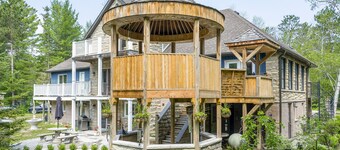 Beautiful and Modern Two Bedroom Home / Walking Distance to Beach