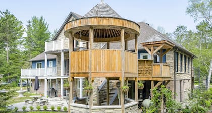 Beautiful and Modern Two Bedroom Home / Walking Distance to Beach