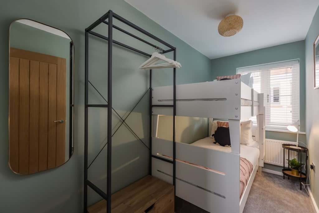 3 bedrooms, premium bedding, iron/ironing board, WiFi