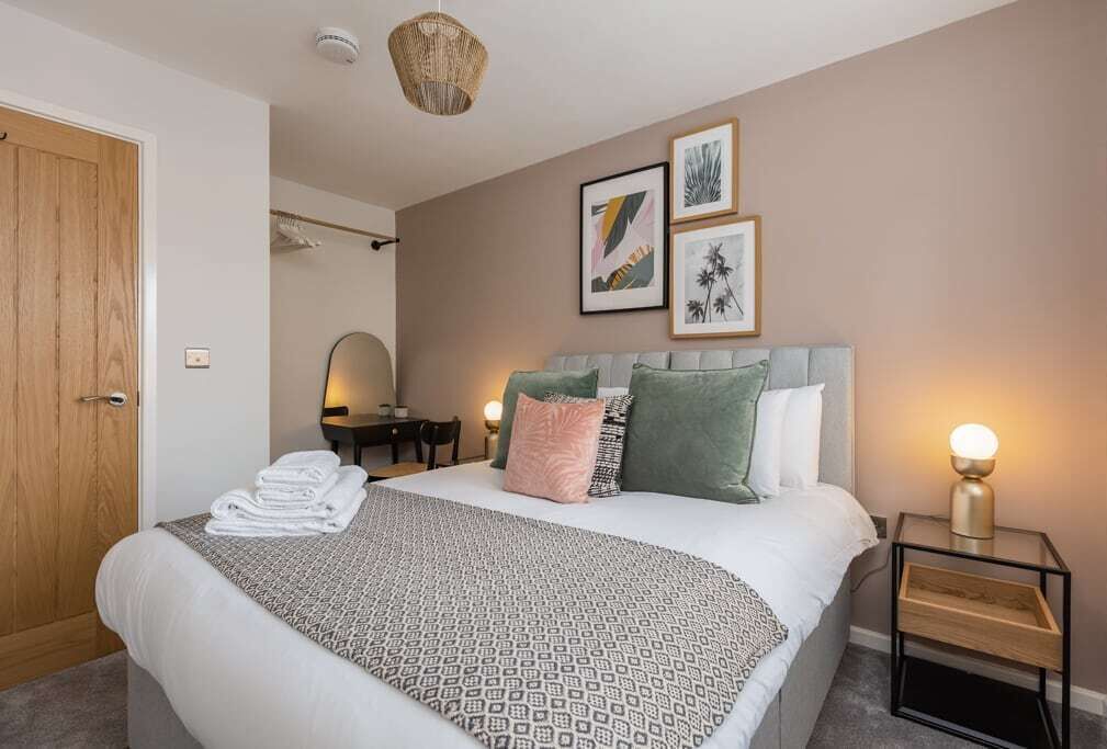 3 bedrooms, premium bedding, iron/ironing board, internet