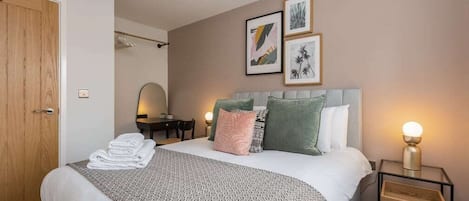 3 bedrooms, premium bedding, iron/ironing board, internet