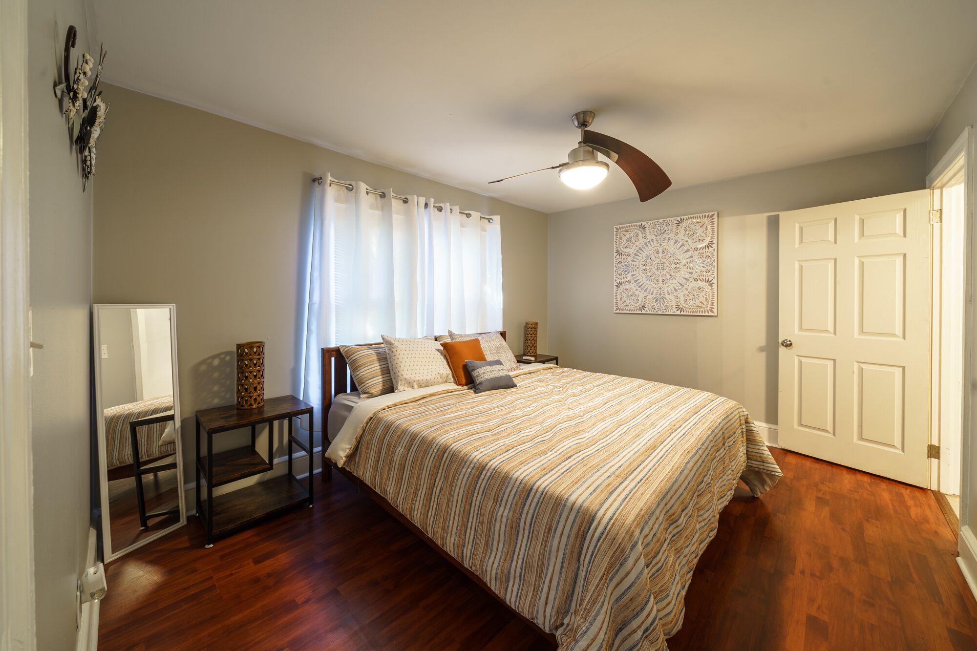 2 habitaciones, escritorio, tabla de planchar con plancha y wifi gratis 