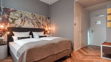 Premium bedding, desk, soundproofing, free cots/infant beds