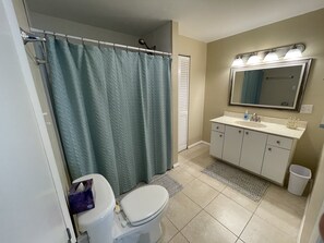Ensemble douche/baignoire, serviettes fournies