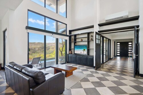 Nostalgic Retro Home on Luxurious Lot with a Private Infinity Pool and Ocean Views