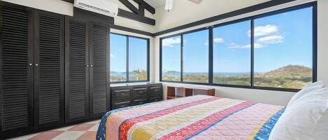 4 slaapkamers, een bureau, een strijkplank/strijkijzer, wifi