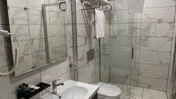 Kamar Twin Klasik | Kamar mandi | Shower, perlengkapan mandi gratis, pengering rambut, dan sandal