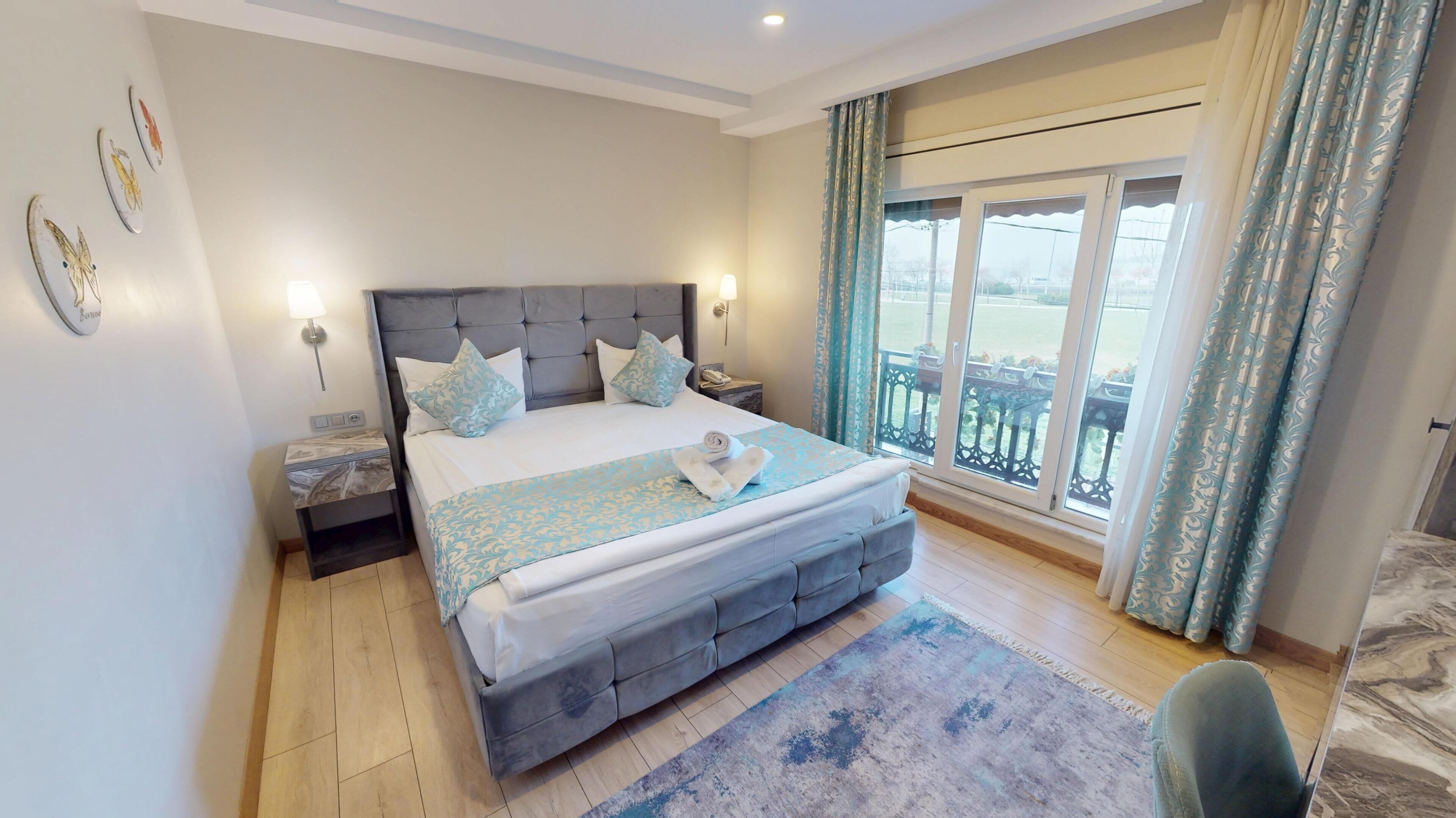 Standard Room, 1 Bedroom, Sea Facing | Peti besi dalam bilik, meja, ruang kerja komputer riba 