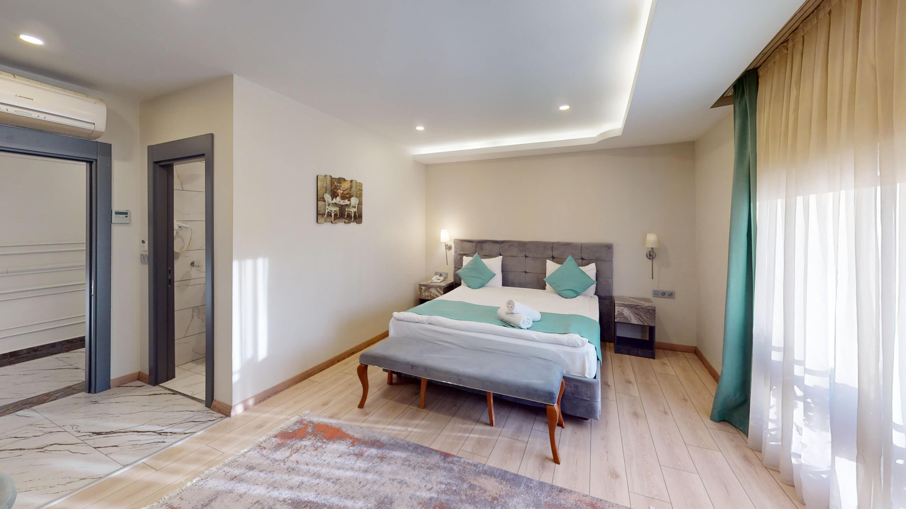 Standard Room, 1 Bedroom, Corner | Peti besi dalam bilik, meja, ruang kerja komputer riba 