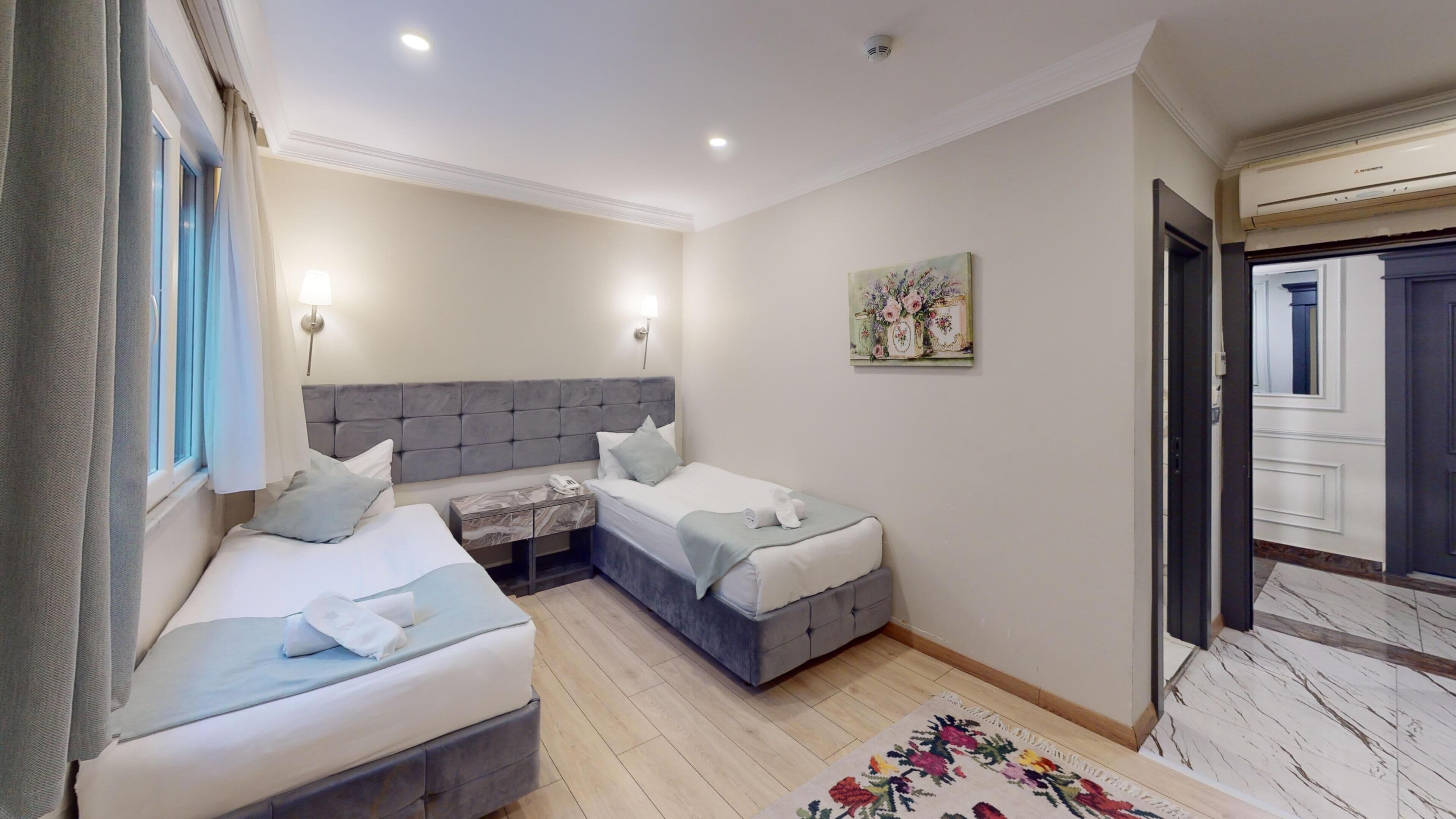 Classic Twin Room | Peti besi dalam bilik, meja, ruang kerja komputer riba 