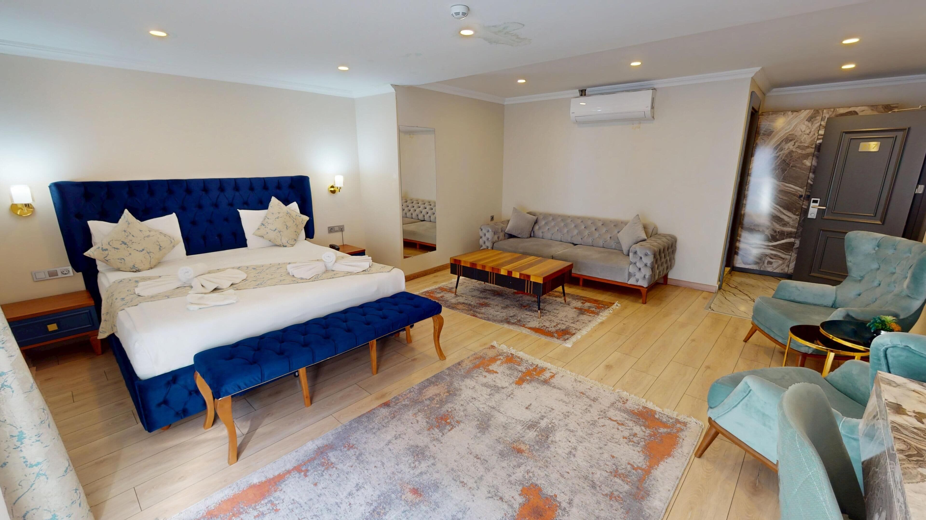 Deluxe Room | Peti besi dalam bilik, meja, ruang kerja komputer riba 