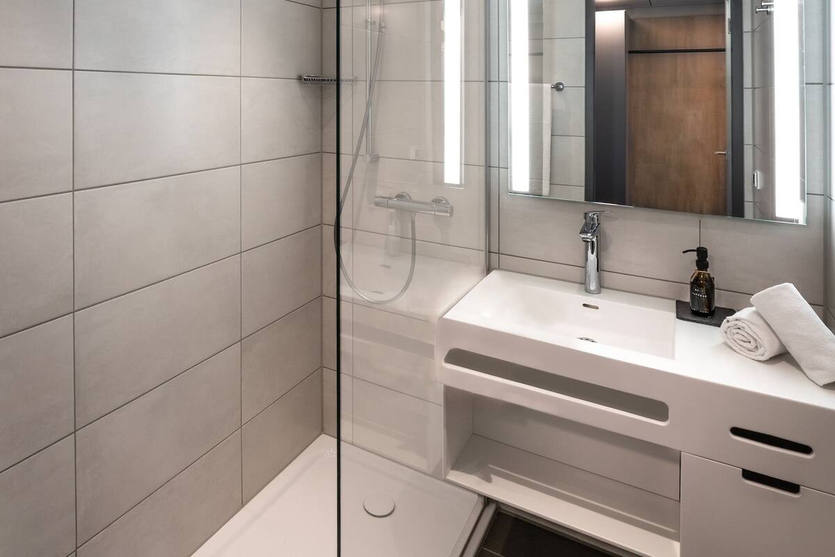 superior double or twin room | bathroom | shower, eco-friendly toiletries, hair dryer, towels