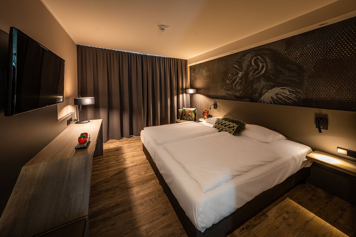 2 bedrooms, desk, soundproofing, free WiFi