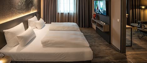 Desk, soundproofing, free WiFi, bed sheets