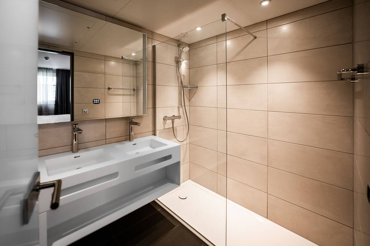 deluxe apartment | bathroom | shower, eco-friendly toiletries, hair dryer, towels