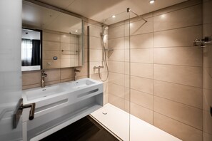 Deluxe Apartment | Bathroom | Shower, eco-friendly toiletries, hair dryer, towels - LOGINN Hotel Stuttgart Zuffenhausen (Korntal-Munchigan)