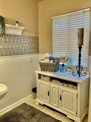 Suihkun ja ammeen yhdistelmä, hiustenkuivaaja, pyyhkeet, saippua