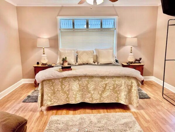 3 makuuhuonetta, työpöytä, silitysrauta/-lauta, ilmainen Wi-Fi