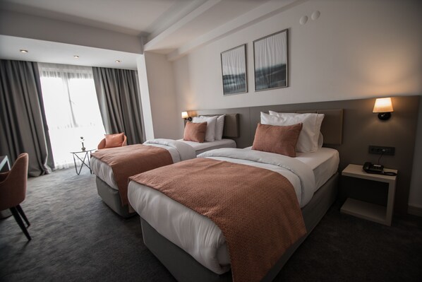 Ropa de cama de alta calidad, minibar y escritorio 