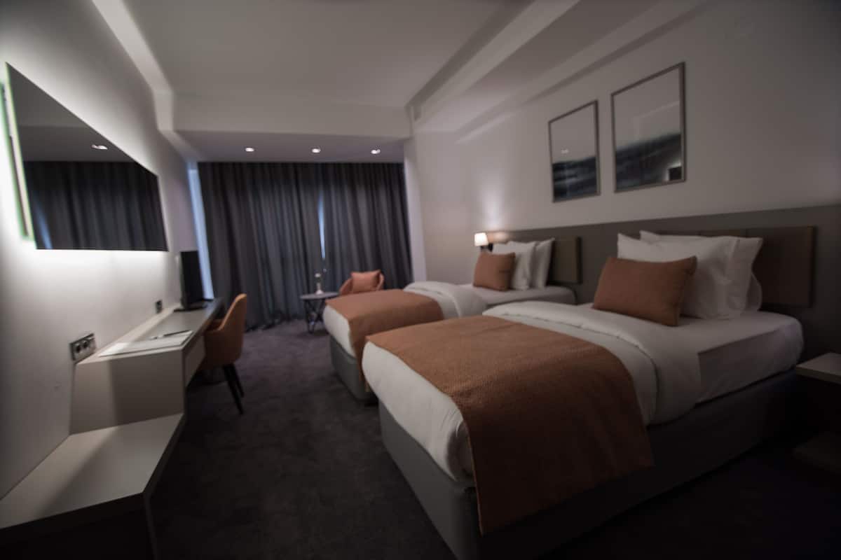 Ropa de cama de alta calidad, minibar y escritorio