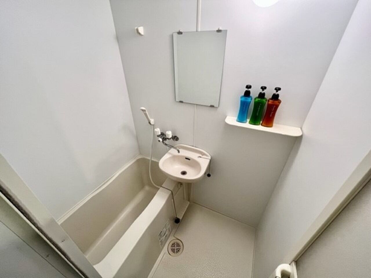 Secadora de cabello, jabón, shampoo 