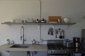 Køleskab, mikrobølgeovn, ovn, kogeplade