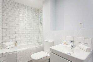 Baignoire, sèche-cheveux, serviettes fournies