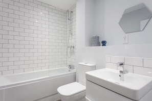 Bathtub, hair dryer, towels - 1BR Apartment in Heart of Birmingham w Balcony (Birmingham)