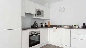 Coffee/tea maker, fridge, microwave, oven