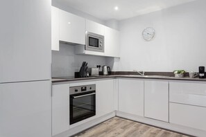 Kjøleskap, mikrobølgeovn, ovn og kokeplater