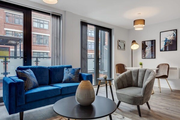 TV, offices - 1BR Apartment in Heart of Birmingham | Roof access (Birmingham)