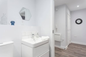 Badekar, hårføner og håndklær