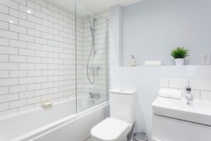 Bathtub, free toiletries, hair dryer, towels