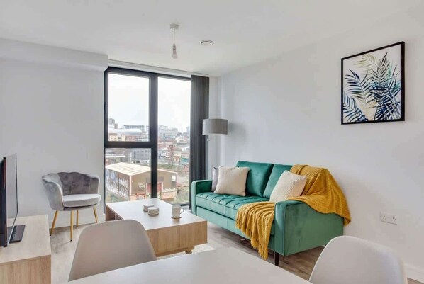 TV, offices - Lovely 1 Bed Birmingham Apartment w Terrace Access (Birmingham)