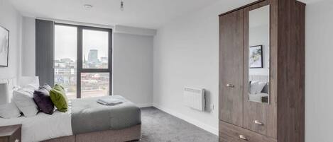 1 dormitorio, tabla de planchar con plancha, wifi y ropa de cama