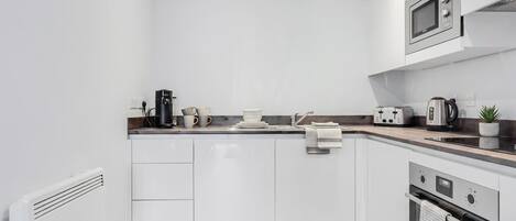 Kühlschrank, Mikrowelle, Ofen, Herdplatte
