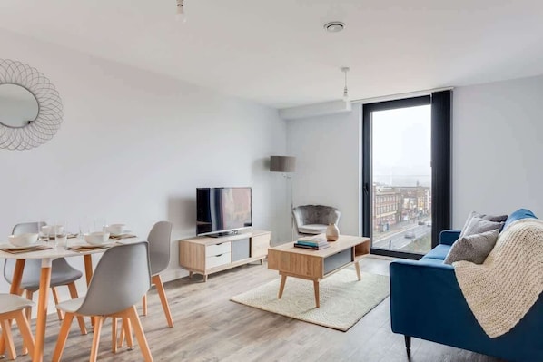 TV, offices - Central Birmingham Modern 2BED Apartment w WiFi (Birmingham)