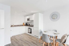 Fridge, microwave, oven, stovetop - Central Birmingham Modern 2BED Apartment w WiFi (Birmingham)