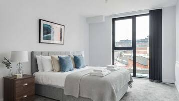 2 bedrooms, desk, iron/ironing board, WiFi