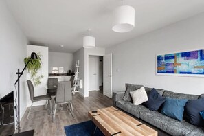 TV, offices - Cosy 1 Bed in Central Birmingham (Birmingham)