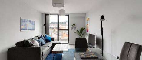 Una televisión, una oficina