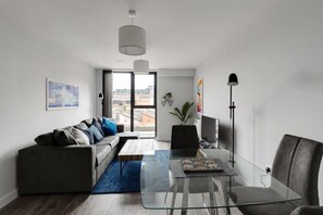 TV, offices - Cosy 1 Bed in Central Birmingham (Birmingham)