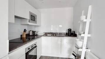 Coffee/tea maker, fridge, microwave, oven