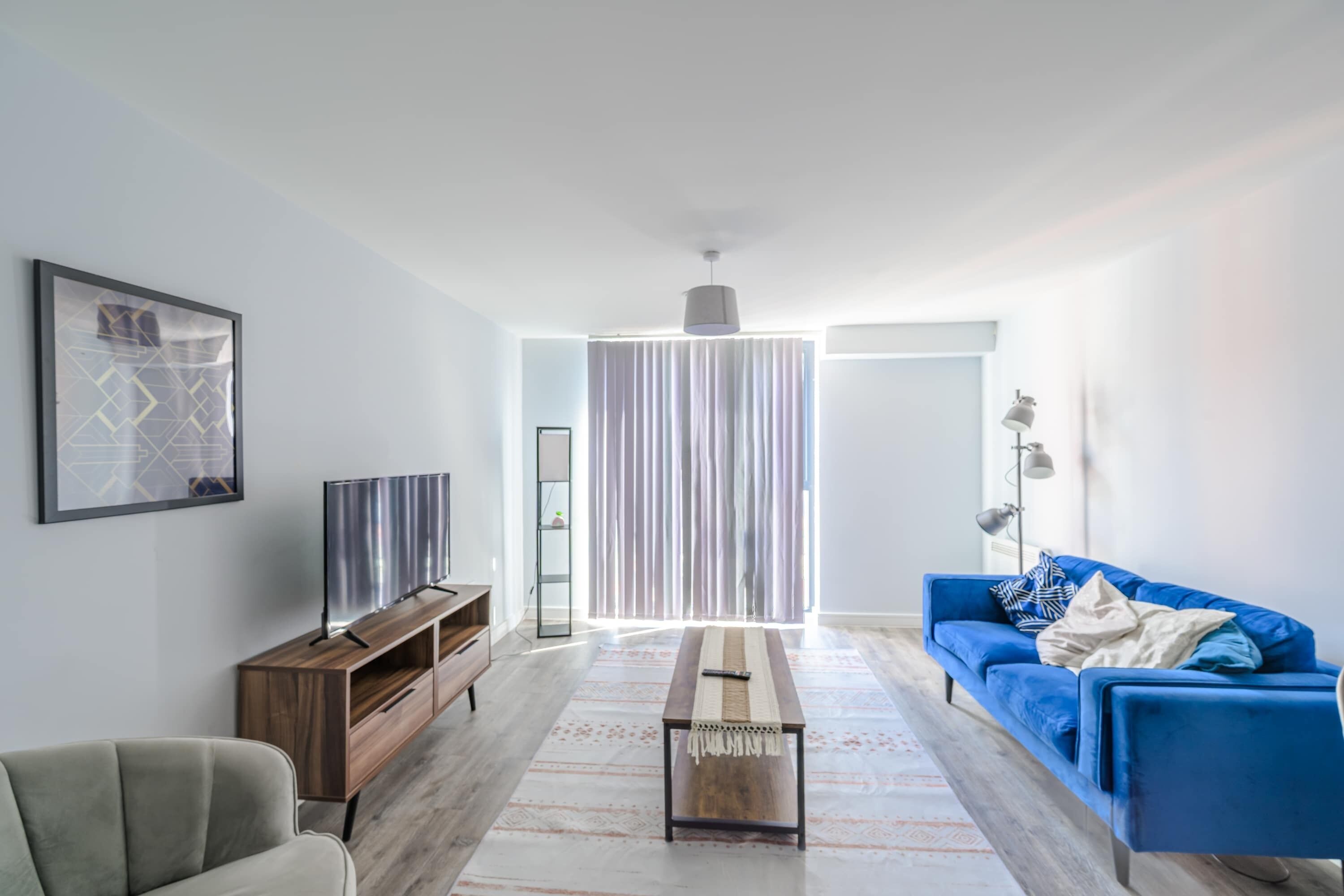 Una televisión, una oficina