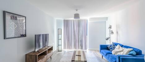 Una televisión, una oficina