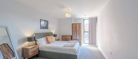 1 habitación, escritorio, tabla de planchar con plancha y wifi