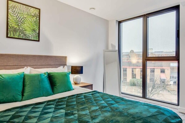 1 bedroom, desk, iron/ironing board, WiFi - Contemporary 1 Bed Flat in Central Birmingham (Birmingham)