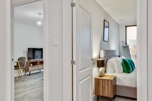 1 bedroom, desk, iron/ironing board, WiFi - Contemporary 1 Bed Flat in Central Birmingham (Birmingham)