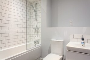Bathtub, hair dryer, towels - Contemporary 1 Bed Flat in Central Birmingham (Birmingham)